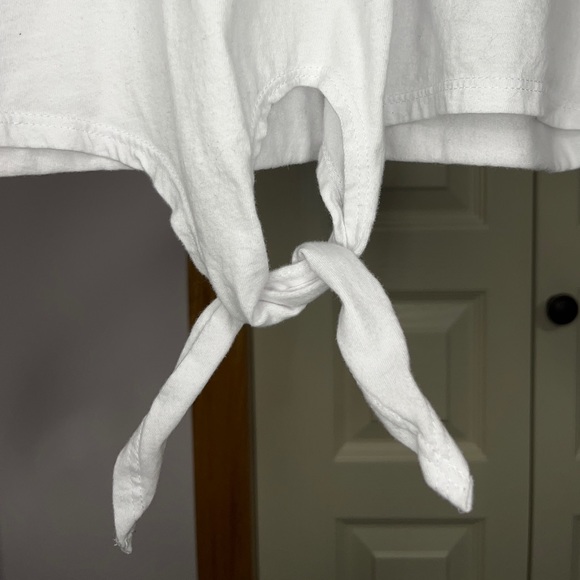 NWOT Burgundy and White 3/4 sleeve t-shirt front tie musical notes detail - Picture 5 of 5